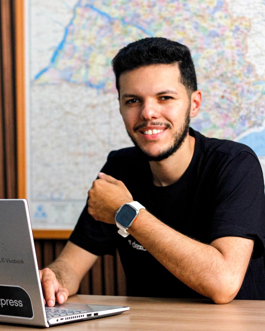 Denilson, fundador da DEXCOM, no escritório da operação em São Paulo